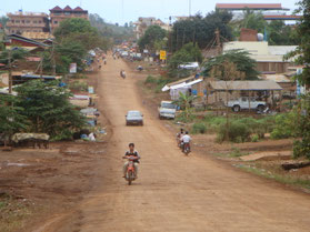 Ratanakiri-Ban-Lung-Cambodja-straatleven-scooter