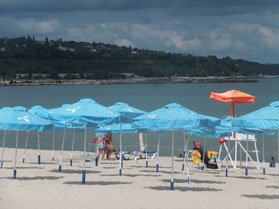Varna-strand-parasol-Zwarte-zee-Bulgarije