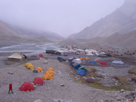 Mount-Everest-Basecamp-tenten-China-Tibet-plateau-berg-camping