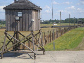 Madjanek-wachttoren-Lublin-Polen-concentratiekamp-barakken-prikkeldraad