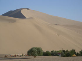 Dunhuang-zijderoute-China-duinen-zand-kamelen