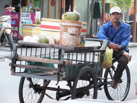 Ho-Chi-Minh-City-kokosnoot-fiets-verkoop-Vietnam-Cyclo