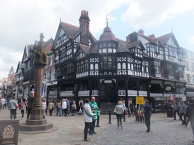 Chester-galerijen-Romeins-pilaren-zuil-zwart-wit-koopmanshuizen-Engeland