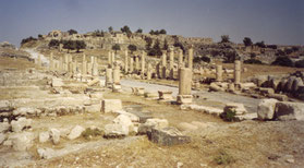 Umm-Qais-columns-pilaren-Romeinse-stad-Gadara-Jordanië