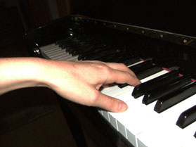 Dann lässt du eine Finger aus deinem Armgewicht heraus in die Tasten sinken