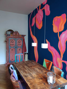 Tulip Wallmural handpainted by MADEMOISELLE CAMILLE - individual and eclectic Interiordesign