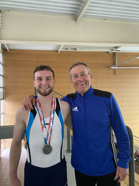 Alexian médaillé d'argent aux arçons au Championnat de France universitaire 11 mai 2023 avec Eric (entraineur)