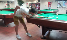 球を撞く鈴木さん（盗撮風）