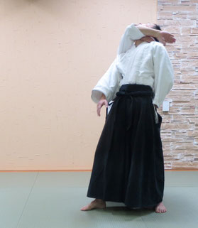 ④送り足で右相半身外入り身、右足先は受けの左軸足に向く。