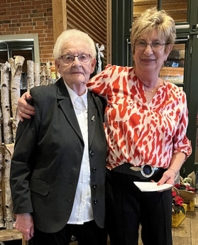 v. l. Lisa Ötjens (ältestes Mitglied, 67 J.), Waltraud Deh (Vorsitzende)