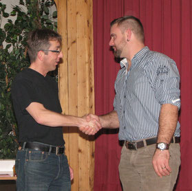André Burkhard befördert Silvan Schenk (rechts) zum Leutnant
