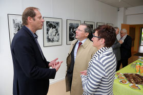 Philippe Bas et Marie-Pierre Fauvel-Beaufils, vice-présidente en charge des sports en discussion avec Christian Prudhomme, directeur d'ASO