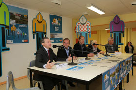 Bernard Hinault et Christian Prudhomme devant les collégiens