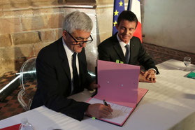 Signature entre le président de Région, Hervé Morin et le premier ministre pour transférer la gestion des trains Intercités au Conseil régional de Normandie