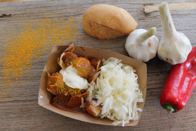 Currywurst, Krautsalat, klecks Aioli mit Deko Knoblauch brötchen Paprika