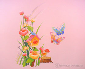 В росписи детской на левой стене изображены птицы, бабочки и цветы.