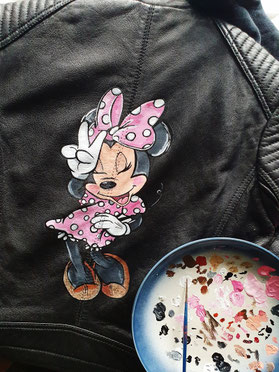 minnie mouse geschilderd op leren jack