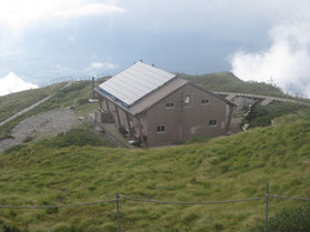 大山頂上避難小屋　　　　※弥山山頂より