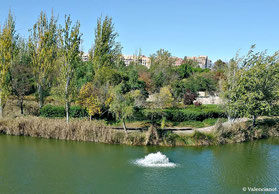 Fuente dentro del lago del parque de cabecera de València