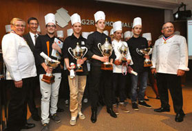 Les lauréats 2015 entourés de André Boucher, Jean-Pierre Richard tous deux MOF et Xavier Conraux, Président de l’Académie Française du Chocolat et de la Confiserie.