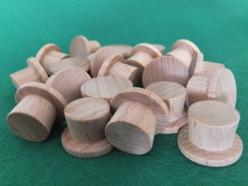 In meiner Werkstatt werden unzählig verschiedene Drechselteile aus Holz hergestellt . Gefertigt werden z B. Holzscheiben , Kugeln , Körper , Figuren , Kegel , Eierbecher , Sockel , Tüllen , 