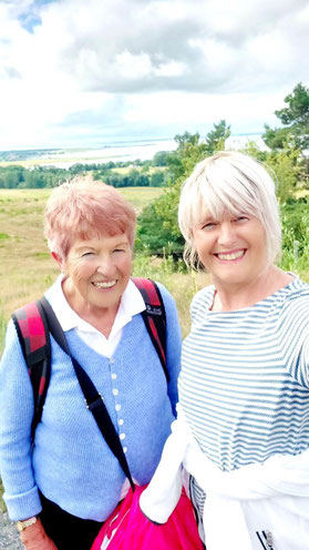 Regina Gottschlich mit ihrer Mutti auf Helgoland während einer Wanderung, umgeben von der Natur und dem Meer