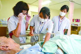 右から平良さん、本村さん=9日午後、かりゆし病院西病棟
