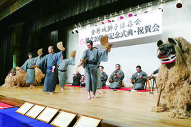 黒島会長ら役員により鷲ぬ鳥節が演じられた=27日午前、ホテル日航八重山