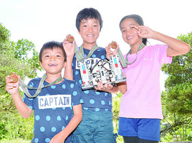 全国大会で特別賞を受賞した(左から)浦添昴君、一君、喜納さん=23日、白保小学校