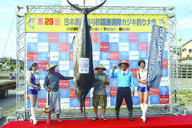 初日トップ234㌔のクロカワカジキを釣り上げた上間さん(左から2人目)
