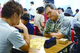 県予選決勝戦で熱戦を展開する石垣五段(提供写真)
