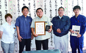 中山市長に受賞報告を行った伊盛氏(中央)=16日、石垣市役所
