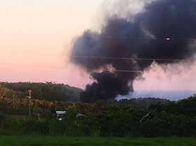 米軍ヘリとみられる機体から上がる炎と黒煙=11日午後6時ごろ、東村(依田啓示さん提供)