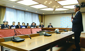 安全保障委員会所属の衆院議員を前に、意見を述べる翁長知事(写真右)=19日、県庁