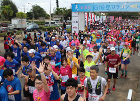石垣島マラソンで4395人が出走し、石垣島の初ランを楽しんだ=28日、石垣市中央運動公園ゲート