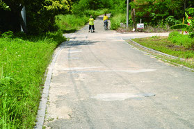 舗装から約30年経過し劣化してきた竹富島一周道路=28日、西桟橋周辺