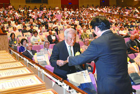 市制施行70周年式典が開かれ、約900人が参加した=10日、石垣市民会館大ホール