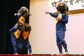 小浜青年会は結願祭で数年に一度演じられている「ダートゥーダー」を披露した=15日午後、西表島中野わいわいホール