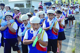 パレードの先頭で演奏する石垣小学校鼓笛隊=12日、市内