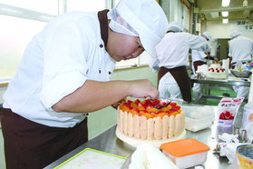 完成度の高いケーキに仕上げた前津さん=21日、八重山農林高等学校
