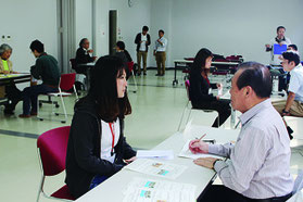 ツアー参加者と市内6保育園の園長の個別対話会が開かれた=22日、石垣市総合体育館