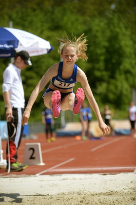 Nike Dangelmaier kämpfte hart für 3 Kreismeistertitel im Weitsprung, im 800-m-Lauf und mit der 4x100-m-Staffel.