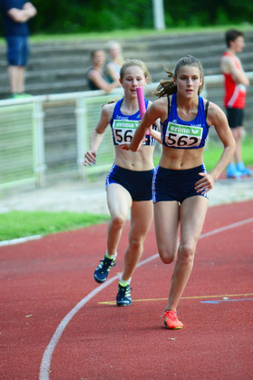 Bronze für eine starke Teamleistung: Nike Dangelmaier wechselt auf Jamira Lauf. Auf dem Archivfoto fehlen Johanna Gries und Hannah Kemken.