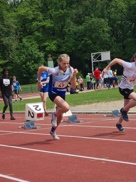 Marie Knipping beim 75-m-Start der W13.