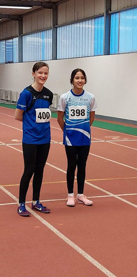 Die talentierte Mehrkämpferin Katrin Schnaak (rechts) ließ 28 Weitspringerinnen hinter sich. Mit ihr freut sich Charlotte Jochmann (links) über einen gelungenen Wettkampf. (Archivfoto)