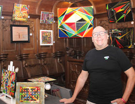 Andreas Alka beim Aufbau der Ausstellung in mitten seiner Kunstwerke. Ambiente des 18. Jahrhundert's vs FLoYdart!
