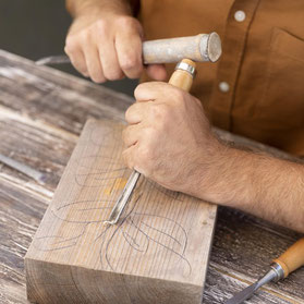 Gravure sur bois à l'aide d'un burin et d'une gouge