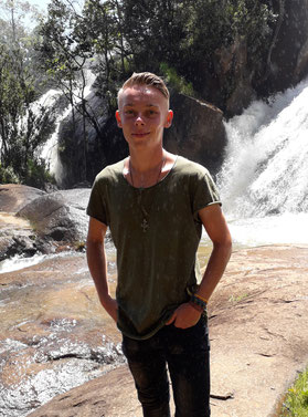 Tobias Ambold an den Wässerfällen bei Njombe, Tansania