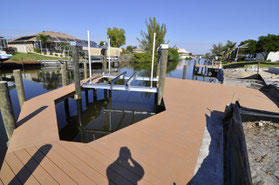 Dock mit Bootslift