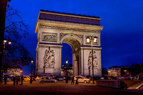 Der Arc de Triomphe am Abend